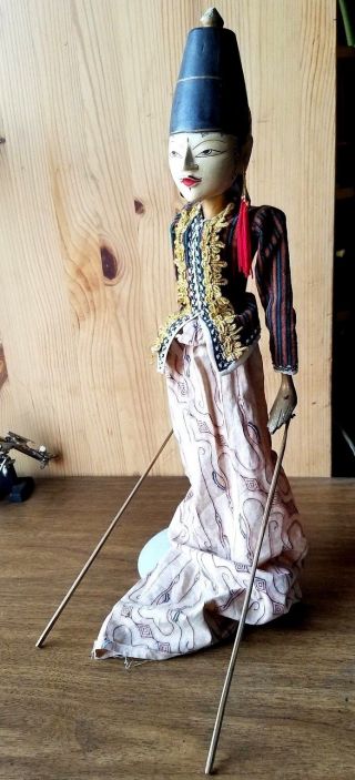 WAYANG GOLEK THREE DIMENSIONAL WOODEN ROD PUPPET.  FEZ HAT,  TWO FACE COLORFUL. 8