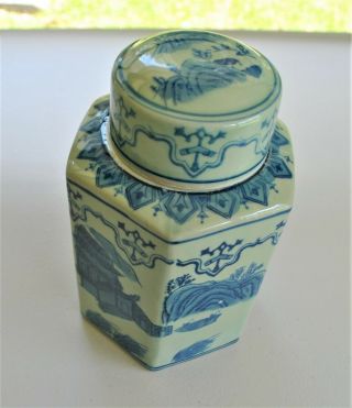 Vintage 9 1/4  Made In China " Ginger Jar W/lid - Blue & White Porcelain