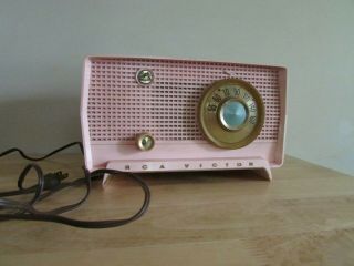 Vintage Rare Pink Rca Victor Model 8 - X - 6f Am Tube Radio Kitchy Home Decor