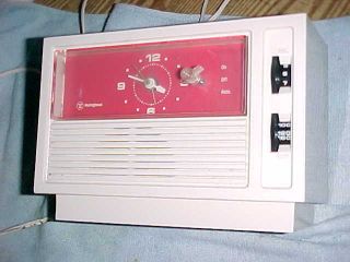 - Westinghouse Vintage Tube Radio - Oyster White & Red - Black Thumbwheels