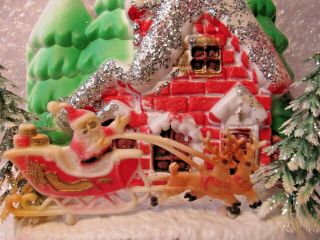 VINTAGE CHRISTMAS BLOW MOLD DIORAMA SANTA REINDEER HOUSE PINE SCENE GLITTER 2