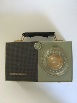 Vintage General Electric Bakelite Tube Radio Model No.  622