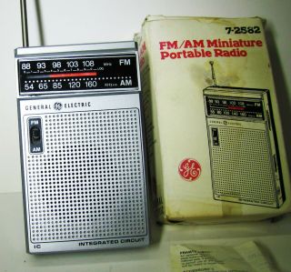 Vintage General Electric Ge Portable Handheld Am/fm Radio 7 - 2582 Old Stock