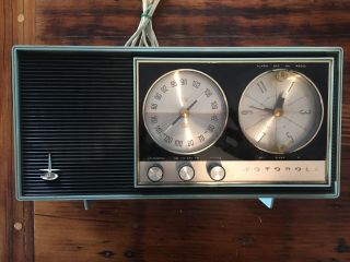 Vintage Motorola Tube Clock Am / Fm Radio Model Bc - 1aq