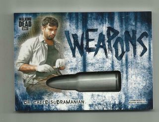 2018 Walking Dead Hunters & Hunted Dr.  S " Weapons " Blue Medallion Relic D 29/50