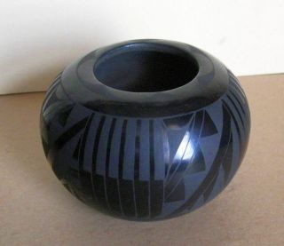 Black on black Santa Clara Pueblo pot signed by Merton & Linda Sisneros - 1997 8