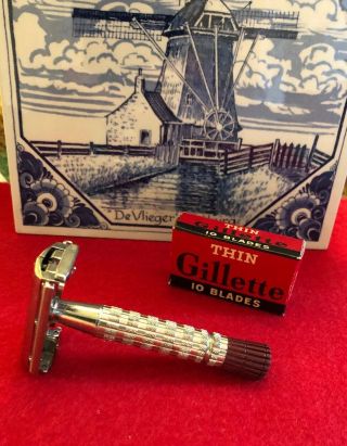 Vintage Gillette Red Tip Razor (d - 1 1958) And One Box (10) Nos Thin Blades