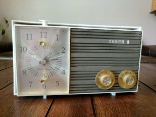 Vintage Zenith Alarm Clock Radio Model Y175h