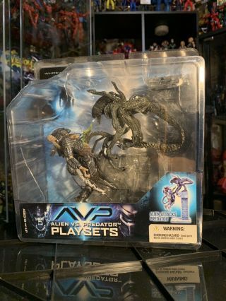 Alien Vs.  Predator Playsets Alien Attacks Predator 2005 Mcfarlane Toys Pre - Owned