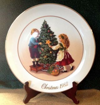 Avon 1982 " Keeping The Christmas Tradition " Christmas Plate B7