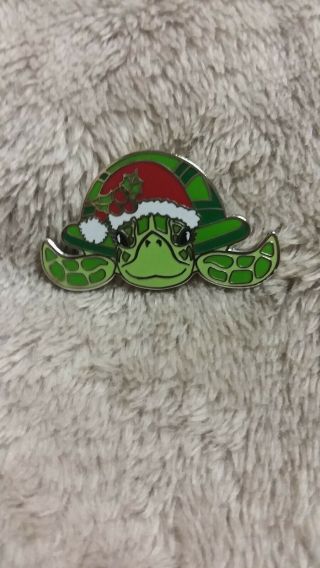Seaworld Winter Holiday Enamel Sea Turtle Pin Santa Hat