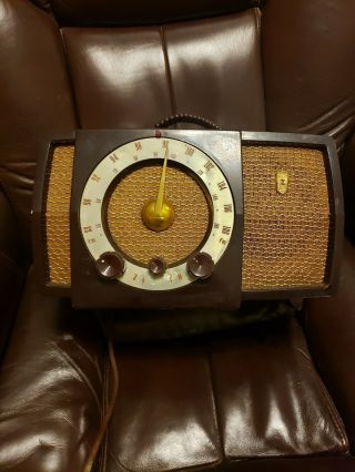 Vintage Zenith Model 7h04 Am Fm Tube Radio W/ Bakelite Case.  Awesome