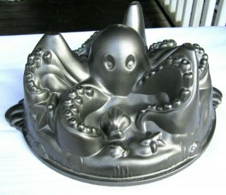 Nordic Ware U.  S.  A.  Williams Sonoma Octopus Bundt Cake Mold 2.  4 L Baking Pan
