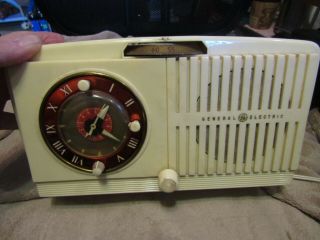 1950s Era General Electric Ge Model 515 Alarm Clock & Radio.