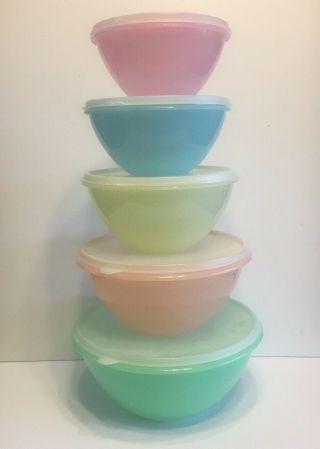 Colorful Set Of 5 Vintage Lidded Tupperware Nesting Bowls