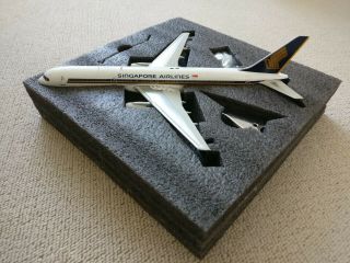 1:200 Aviation 200 Boeing 757 In Singapore Airlines Sia Livery &