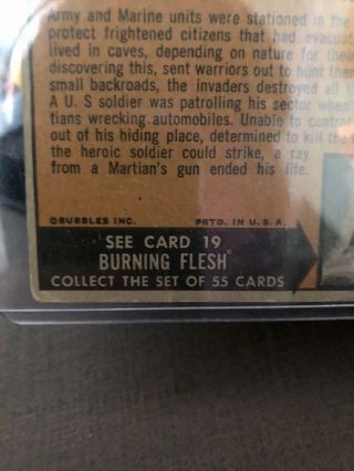 1962 Topps Bubbles Mars Attack Card 18 A SOLDIER FIGHTS BACK - 3