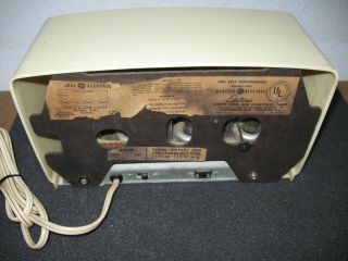 VINTAGE 1950 ' s GENERAL ELECTRIC MODEL 516F BAKELITE TUBE RADIO White 5