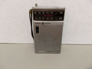 Vintage - Ge - General Electric Model 7 - 2582a Portable Am/fm - 9 Volt Radio,