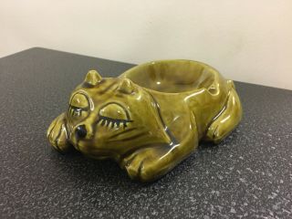 Vintage Usa Pottery Green Sleeping Cat Ashtray / Pipe Holder Rc 42