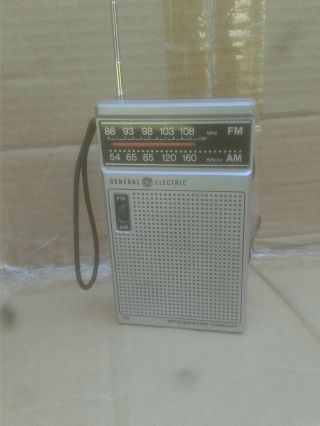 Vintage - Ge - General Electric Model 7 - 2582a Portable Am/fm - 9 Volt Radio,  Sh