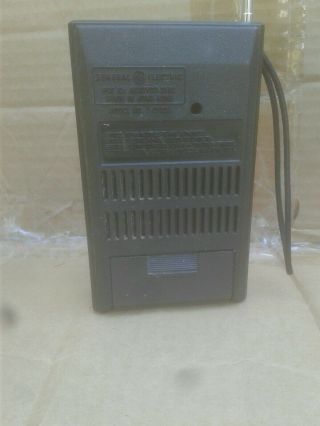 Vintage - GE - General Electric Model 7 - 2582A Portable AM/FM - 9 Volt Radio,  SH 3