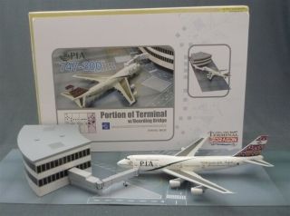 Dragon Wings Terminal 747 - 300 Pia 1:400 Scale Model Portion Bridge 56133