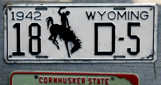 1942 Black On White Wyoming Dealer License Plate 18 In Spactacular Shape