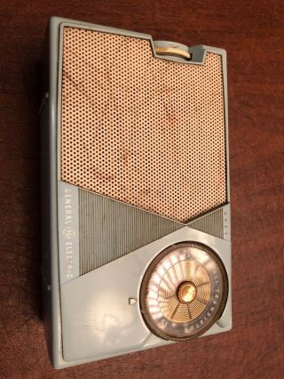 Vintage General Electric Ge Eight Transistor Am Radio P805a.  With Handle