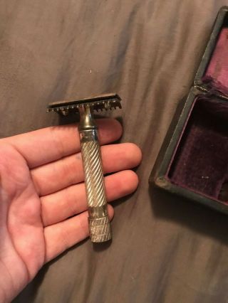 Vintage 1930 ' s Gillette safety razor with case and lining 2