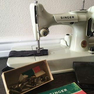 SINGER 221 Featherweight Sewing Machine - WHITE Celery - CASE - 1968 - 1969 5