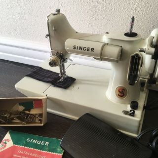 SINGER 221 Featherweight Sewing Machine - WHITE Celery - CASE - 1968 - 1969 6