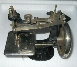 Vintage 1920 ' s Minature Singer Sewing Machine - Hand Crank 2