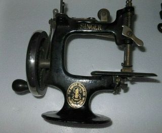 Vintage 1920 ' s Minature Singer Sewing Machine - Hand Crank 4