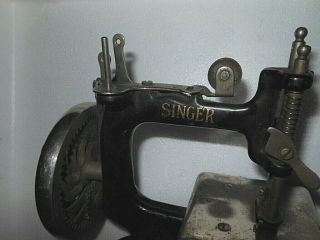 Vintage 1920 ' s Minature Singer Sewing Machine - Hand Crank 8