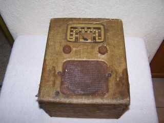 Vintage Truetone Tiny Four Battery Tube Type 1940’s Radio