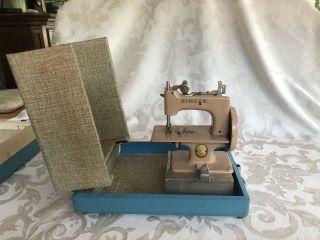 Singer Sewhandy Model 20 Sewing Machine With Portable Case 3