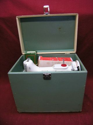 1968/1969 Singer 221K WHITE Featherweight Sewing Machine w/Pedal/Case/Button/Att 11