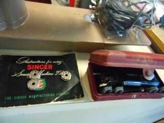 1950 ' s SINGER 301A SEWING MACHINE WITH HARD CASE & ACCESSORIES 7