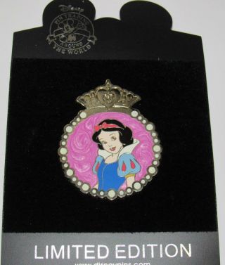 Snow White Pearl Medallion Princess Le 125 Disney Store.  Com Pin Gold Crown Heart