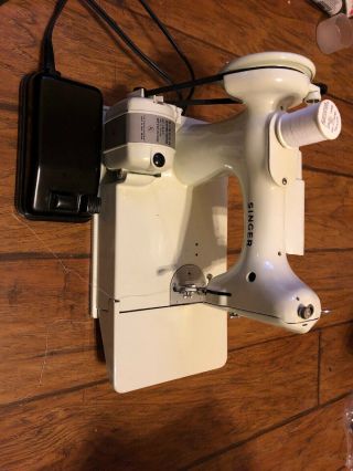 WHITE SINGER 221 FEATHERWEIGHT SEWING MACHINE W/CASE MADE IN GREAT BRITAIN 2