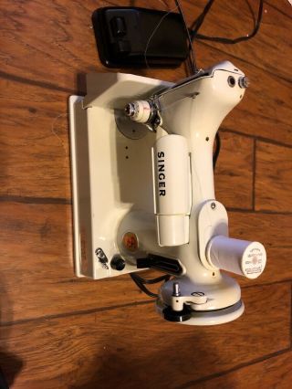 WHITE SINGER 221 FEATHERWEIGHT SEWING MACHINE W/CASE MADE IN GREAT BRITAIN 4