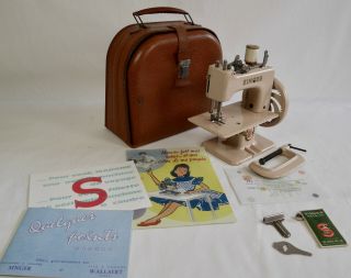 SINGER SEWHANDY MODEL 20 CHILD ' S FRENCH BEIGE SEWING MACHINE WITH CASE 10