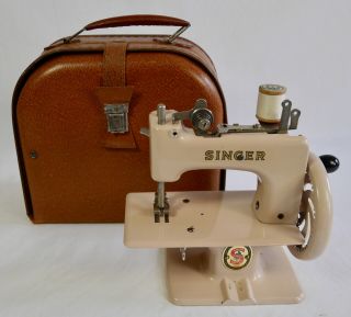SINGER SEWHANDY MODEL 20 CHILD ' S FRENCH BEIGE SEWING MACHINE WITH CASE 2