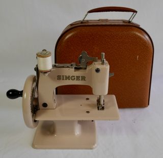SINGER SEWHANDY MODEL 20 CHILD ' S FRENCH BEIGE SEWING MACHINE WITH CASE 3