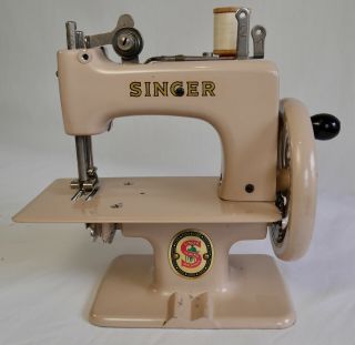 SINGER SEWHANDY MODEL 20 CHILD ' S FRENCH BEIGE SEWING MACHINE WITH CASE 4