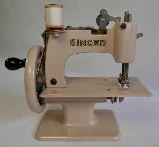SINGER SEWHANDY MODEL 20 CHILD ' S FRENCH BEIGE SEWING MACHINE WITH CASE 5