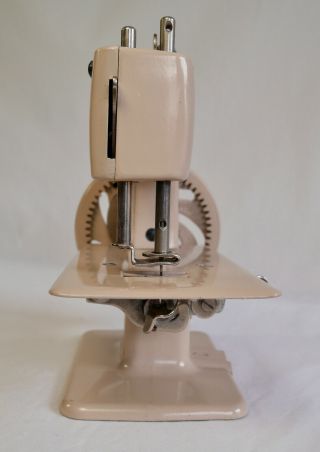 SINGER SEWHANDY MODEL 20 CHILD ' S FRENCH BEIGE SEWING MACHINE WITH CASE 8