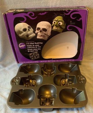 Wilton 3d Mini Skull Cake Pan Mold Halloween Skulls/ Day Of The Dead - 4 Skulls