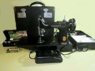 1945 Singer Model 221 Featherweight Sewing Machine W/ Case & Accessories